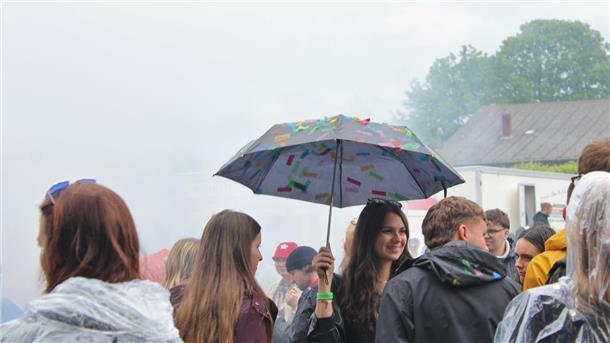 Trotz grauer Wolken und Regen lässt sich die feierfreudige Menge in Steinau den Spaß am Pfingstsonntag nicht verderben – es wird getanzt, gelacht und gefeiert.