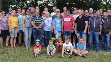 Trotz großer Hitze beteiligten sich rund 70 Personen an der Radtour der Breddorfer Feuerwehr und dem anschließenden Grillen.