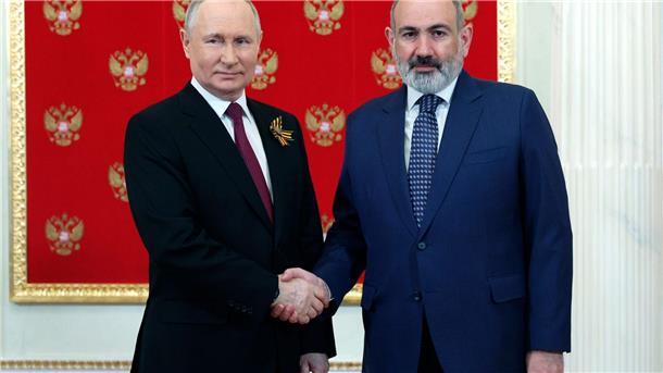 Peskow warnt Armenien vor ukrainischem Weg Trotz Handshake: Die Beziehungen zwischen Kremlchef Putin und Armeniens Premier Paschinjan gelten als gespannt. (Archivbild)