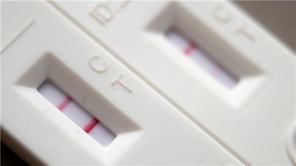 Trotz positivem Coronatest soll es bald keine Quarantäne mehr geben - zumindest in vier Bundesländern.