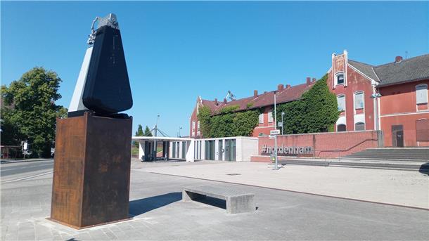 Trotz Sonnenscheins hat sich die Solarblume am Bahnhof noch nicht ausgeklappt. Das liegt an einem kleinen technischen Problem, das bis Ende der Woche behoben sein soll.