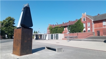 Trotz Sonnenscheins hat sich die Solarblume am Bahnhof noch nicht ausgeklappt. Das liegt an einem kleinen technischen Problem, das bis Ende der Woche behoben sein soll.