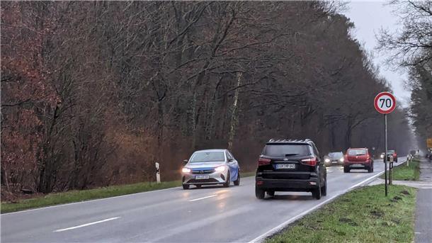 Trotz Umleitung rollt der Verkehr. Hier in Höhe Autohaus Küver in Börsten.