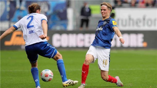 Holstein Kiel stoppt Karlsruher SC mit 3:0 Trotz verschossenen Elfmeters einer der Besten: Kiels Jonas Therkelsen