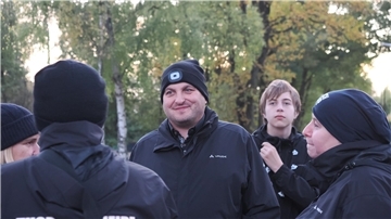 Trotz Wind konnte der große Laternenumzug des TuSpo Surheide stattfinden. Ob zu Fuß oder im Bollerwagen – die Kleinsten waren begeistert beim Laternelaufen dabei.