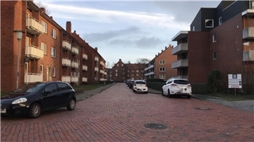 Trügerische Idylle am Morgen danach. Die Stelle, an der der Mann aufgefunden wurde, ist von Mehrfamilienhäusern gesäumt.