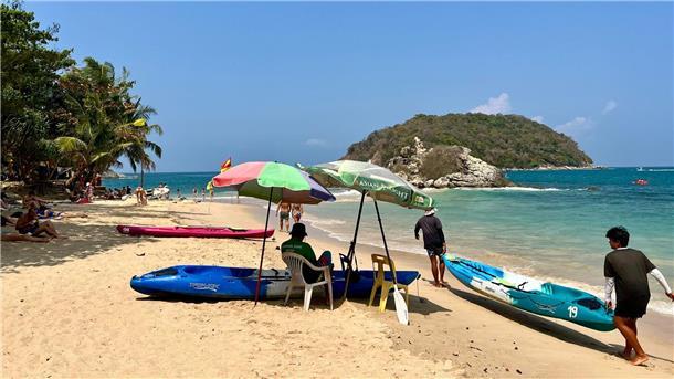 „Warnung für die Welt“: Hitzewelle hat Südostasien im Griff  Trügerische Idylle am Strand von Phuket: Ein Mann schützt sich dort vor der brütend heißen Sonne. Seit Tagen leiden die Menschen in weiten Teilen Südostasiens unter ungewöhnlich starker Hitze.