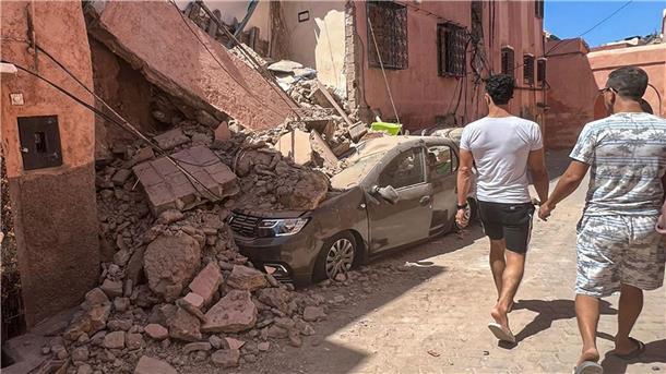 Erdbeben in Marokko: Zahl der Toten steigt auf mehr als 2000 Trümmer auf einer Straße in Marrakesch.