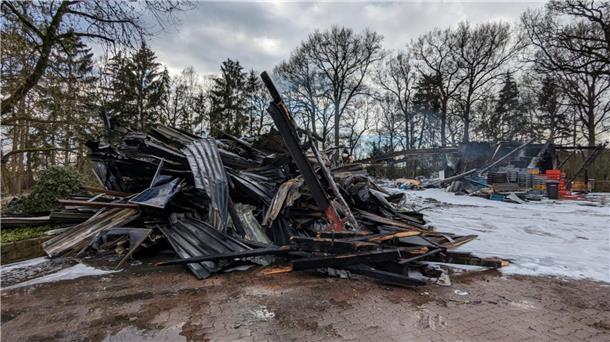 Bäckerei in Borchel steht erneut in Flammen und brennt vollständig nieder Trümmer nach den Löscharbeiten.