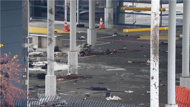 Trümmer und Gepäckstücke liegen nach der Explosion am Grenzübergang Rainbow Bridge zwischen Kanada und den USA.