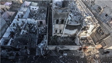 Trümmer und zerstörte Gebäude in Chan Junis nach einem israelischen Luftangriff.