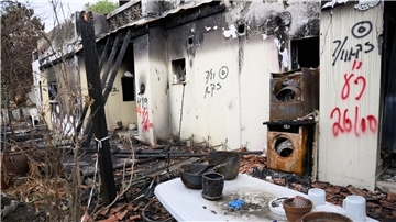 Trümmer vor einem zerstörten Haus im Kibbutz Be’eri an der Grenze zum Gazastreifen. Der Kibbutz Be’eri war mitunter am stärksten vom Terrorangriff am 7. Oktober betroffen.