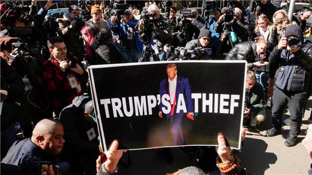 Republikaner nehmen möglichen Trump-Ankläger ins Visier „Trump ist ein Dieb“ - Protest vor dem Gerichtsgebäude in New York.