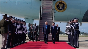 Vor Treffen mit Xi: Trump bringt Zollsenkung ins Spiel Trump ist in Südkorea angekommen. Morgen trifft er sich mit Xi.