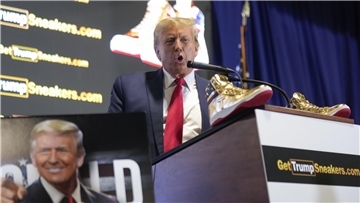 Trump liebt den großen Auftritt - der Auftritt eines neuen Trump-Sportschuhs soll dem Ex-Präsidenten die Wahlkampfkasse füllen. Trump besuchte die „Sneaker Con Philadelphia“, eine bei Sneakersammlern beliebte Veranstaltung. Dort kündigte er eine Schuhkollektion an, die seinen Namen trägt.
