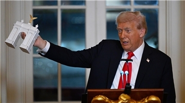 Trump stellte bei einem Spendendinner ein Modell für einen Triumphbogen in der US-Hauptstadt Washington vor.