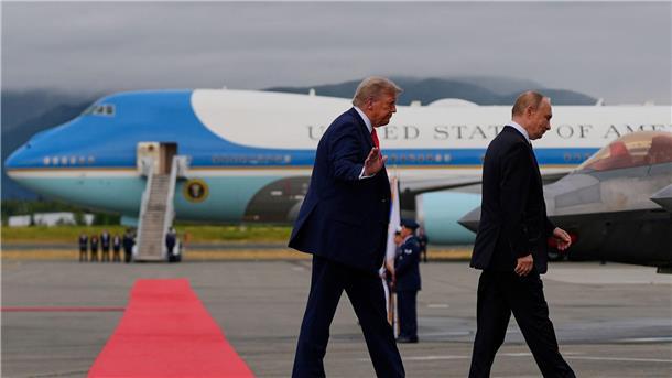 Trump und Putin begrüßen sich auf dem Rollfeld