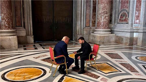 Selenskyj und Europäer bei Trump: Frieden für die Ukraine? Trump und Selenskyj redeten zuletzt etwa am Rande der Trauerfeier für den verstorbenen Papst Franziskus im Vatikan. (Archivbild)
