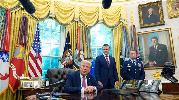 Trump unterschreibt ein Dekret für das „Kriegsministerium“.  