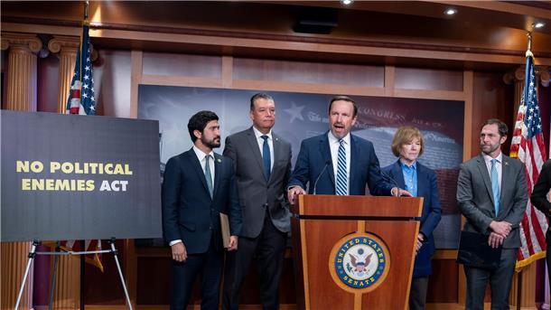 „Trump weist derzeit das Justizministerium an, Jagd auf seine politischen Feinde zu machen“, sagt der demokratische Senator Chris Murphy. 