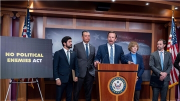 „Trump weist derzeit das Justizministerium an, Jagd auf seine politischen Feinde zu machen“, sagt der demokratische Senator Chris Murphy. 