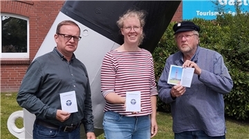 TSB-Geschäftsführer Claudio Schrock-Opitz (links) und Marketingmitarbeiterin Tina Tönjes überreichten dem Vorsitzenden der Stiftung Oberfeuer Preußeneck, Lutz Timmermann, jetzt 50 Exemplare des Leuchtturmpasses.