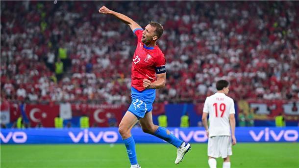 Türkei müht sich ins Achtelfinale Tschechiens Kapitän Tomas Soucek traf zum Ausgleich.