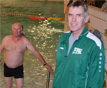 TSG-Chef Gerd Timmermann freut sich zusammen mit Schwimmmeister Arthur Wefer, dass die Seepferdchen-Kurse nicht ausgesetzt werden müssen, sondern in Tossens weitergehen können.