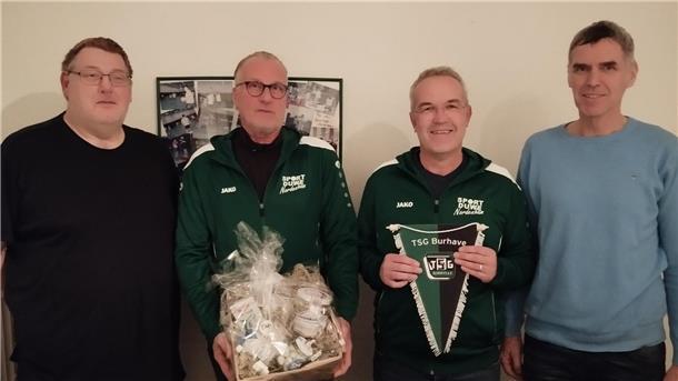 TSG-Vorsitzender Gerd Timmermann (rechts) dankte dem Förderkreis-Vorstand mit Thomas Scheffel (Zweiter von rechts) und Heiko Tönjes (Dritter von rechts) mit Trainingsjacken und Vereinsschals für die langjährige Vereinsarbeit. TSG-Jugendleiter Ralf Addicks (links) überreichte einen Präsentkorb.