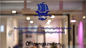 Tür ist geschlossen: Die Mitarbeiterinnen und Mitarbeiter des Bürgerbüros stehen nur noch nach Terminvereinbarung für Bürger zur Verfügung.