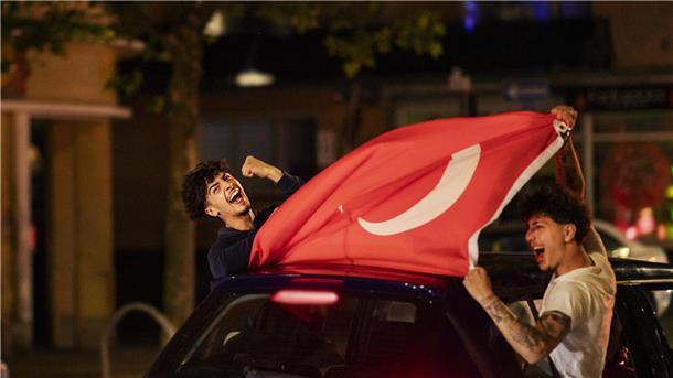 So feiern die Türkei-Fans in Bremerhaven den Sieg ihres Teams Türkische Fans haben nach dem Sieg am 26.6. in Bremerhaven mit einem Autokorso für Aufsehen gesorgtt