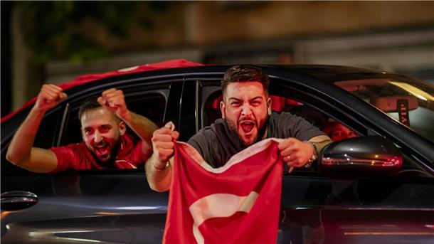 So feiern die Türkei-Fans in Bremerhaven den Sieg ihres Teams Türkische Fans haben nach dem Sieg am 26.6. in Bremerhaven mit einem Autokorso für Aufsehen gesorgtt