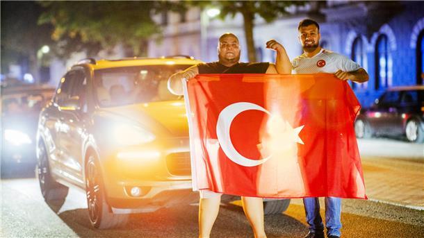 So feiern die Türkei-Fans in Bremerhaven den Sieg ihres Teams Türkische Fans haben nach dem Sieg am 26.6. in Bremerhaven mit einem Autokorso für Aufsehen gesorgtt