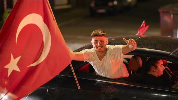 So feiern die Türkei-Fans in Bremerhaven den Sieg ihres Teams Türkische Fans haben nach dem Sieg am 26.6. in Bremerhaven mit einem Autokorso für Aufsehen gesorgtt