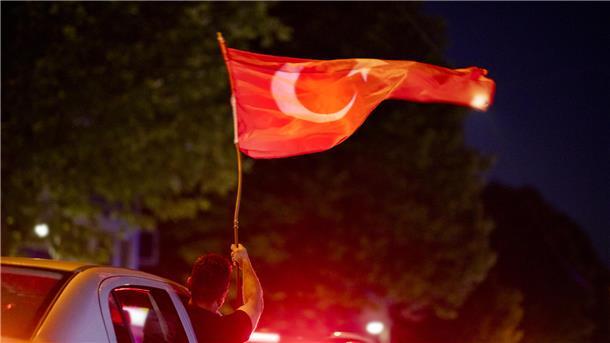 So feiern die Türkei-Fans in Bremerhaven den Sieg ihres Teams Türkische Fans haben nach dem Sieg am 26.6. in Bremerhaven mit einem Autokorso für Aufsehen gesorgtt