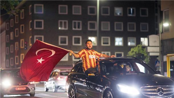 So feiern die Türkei-Fans in Bremerhaven den Sieg ihres Teams Türkische Fans haben nach dem Sieg am 26.6. in Bremerhaven mit einem Autokorso für Aufsehen gesorgtt
