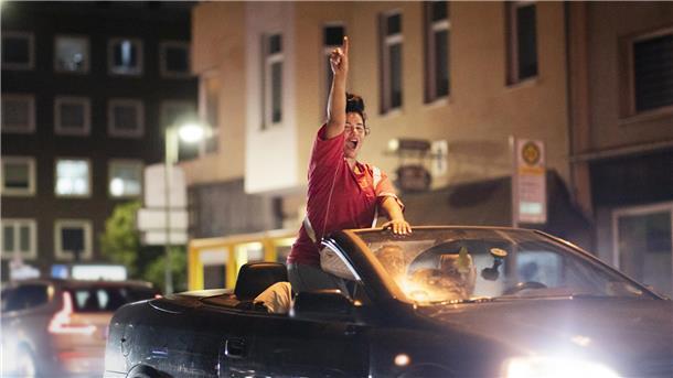 So feiern die Türkei-Fans in Bremerhaven den Sieg ihres Teams Türkische Fans haben nach dem Sieg am 26.6. in Bremerhaven mit einem Autokorso für Aufsehen gesorgt