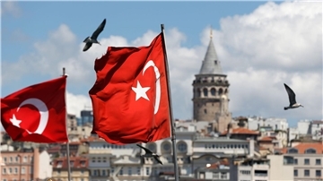 Türkische Flaggen wehen in Istanbul. Der Leitindex ISE 100 ist auf ein Rekordhoch geklettert, doch die Geldentwertung geht weiter.