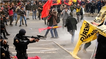 Türkische Polizisten gehen gegen Demonstranten vor, als diese versuchen, den Taksim-Platz für eine nicht genehmigte Maikundgebung zu erreichen.