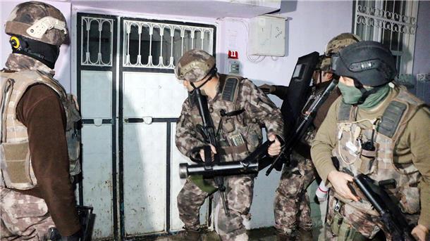 Türkei: 147 Verdächtige wegen IS-Verbindungen festgenommen Türkische Polizisten nahmen 33 Razzien vor (Archivfoto).