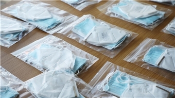 Tüten mit funktionstüchtigen FFP2-Masken und OP-Masken. (Symbolbild)