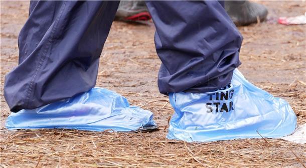 Deichbrand 2023 ertrinkt: REGEN und SCHLAMM ohne Ende (Fotos) Tüten über den Schuhen sind bei vielen die Alternative zu Gummistiefeln.