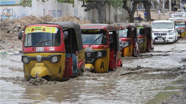 Mindestens 41 Tote nach schwerem Regen in Somalia Tuktuks fahren durch eine überflutete Straße nach starkem Regen in Mogadischu.