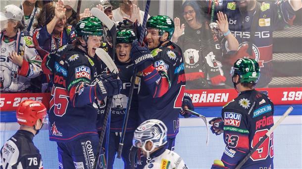 Ty Ronning (2.v.l.) bejubelt mit seinen Kollegen von den Eisbären Berlin den ersten Treffer der neuen DEL-Saison.