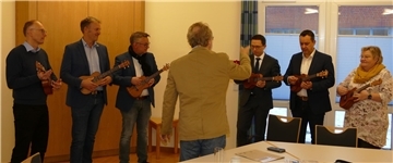 Minister, Bürgermeister und Landtagsabgeordnete spielen Ukulele