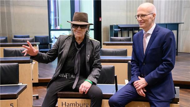 Udo Lindenberg (l) neben dem Ersten Bürgermeister von Hamburg, Peter Tschentscher, im Plenarsaal des Bundesrats.