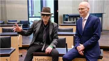 Udo Lindenberg (l) neben dem Ersten Bürgermeister von Hamburg, Peter Tschentscher, im Plenarsaal des Bundesrats.