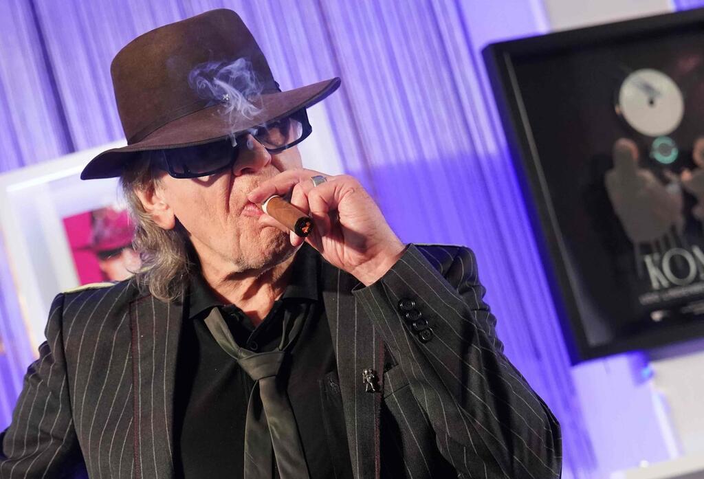Das neue Alt-und-Jung-Phänomen im Pop Udo Lindenberg rauchend bei Platin-Auszeichnung für den Song „Komet“. Sein Nummer-Eins-Lied „Komet“ zusammen mit Apache 207 ist ein Beispiel für Kooperationen von älteren mit jüngeren Künstlern.