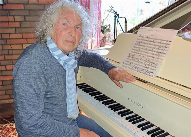 Mann am Klavier