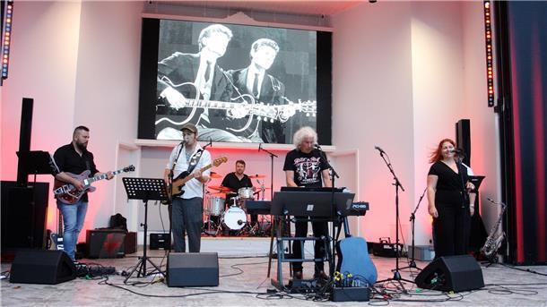 Rock‘n‘Roll-Revival in Tossens: Udo Tölke live in der Konzertmuschel Bild von Udo Tölke und seiner Band in der Konzertmuschel Tossens